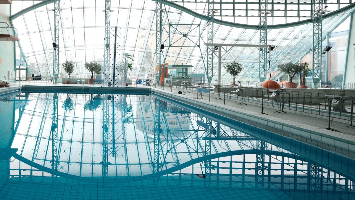 Blick in das Agrippabad in der Kölner Innenstadt (Foto vom 17. März 2021). Laut KölnBäder GmbH wird die Wassertemperatur der Schwimmbäder erstmal nicht abgesenkt.