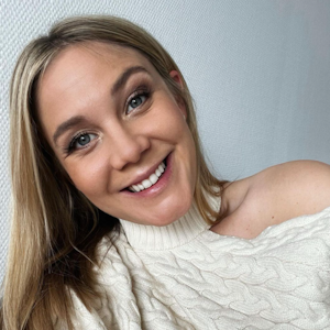 Moderatorin Alina Merkau vom Sat.1-„Frühstücksfernsehen“. Das Selfie hat sie am 25. April 2019 auf ihrem Instagram-Account gepostet.