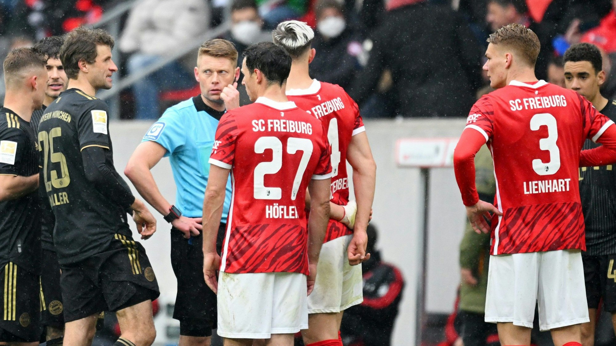 Schiedsrichter Christian Dingert spricht im Bundesliga-Spiel zwischen dem SC Freiburg und dem FC Bayern mit den Akteuren beider Klubs