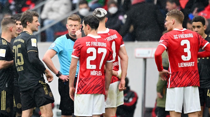 Schiedsrichter Christian Dingert spricht im Bundesliga-Spiel zwischen dem SC Freiburg und dem FC Bayern mit den Akteuren beider Klubs