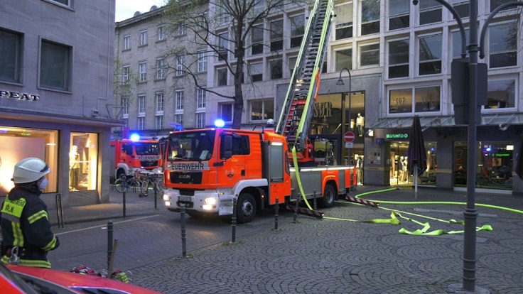 Bei dem Einsatz in der Mittelstraße kam am Sonntagabend (3. April 2022) auch eine Drehleiter der Kölner Feuerwehr zum Einsatz. In der Sauna eines Fitnessstudios war ein Feuer ausgebrochen.