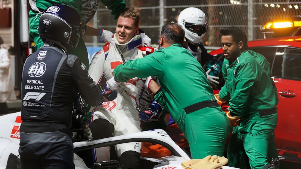 Mick Schumacher wird nach seinem Horror-Crash im Qualifying der Formel 1 in Jeddah aus seinem Haas-Boliden geborgen