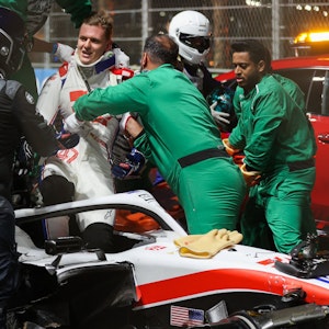 Mick Schumacher wird nach seinem Horror-Crash im Qualifying der Formel 1 in Jeddah aus seinem Haas-Boliden geborgen
