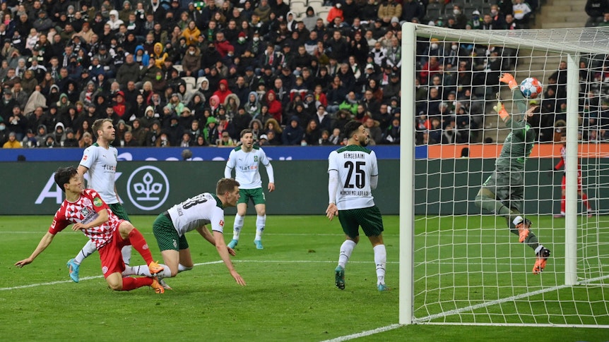 Torhüter Yann Sommer (r.) von Borussia Mönchengladbach) pariert den Kopfball von Jae Sung Lee (Mainz 05) im Borussia-Park (3. April 2022). Der Ball prallt an Sommers Arm.