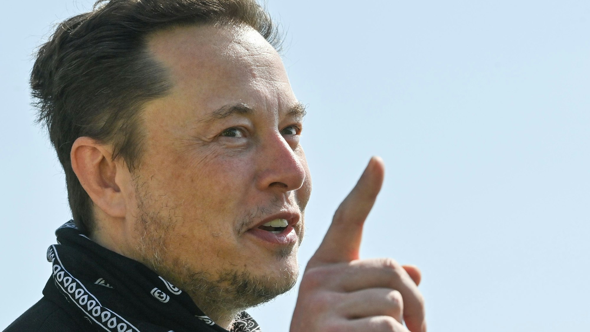 Elon Musk, Tesla-Chef, steht bei einem Pressetermin auf dem Gelände der Tesla Gigafactory. (zu: «Tesla-Chef verkauft weiteres großes Aktienpaket») +++ dpa-Bildfunk +++