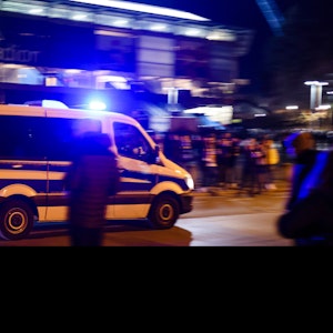 Ein Polizeiwagen fährt nach Spielende am Ostseestadion vorbei.