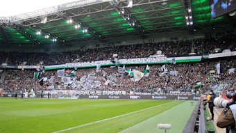Fans im Borussia-Park während des Bundesliga-Duells zwischen Borussia Mönchengladbach und Mainz 05 am 3. April 2022.