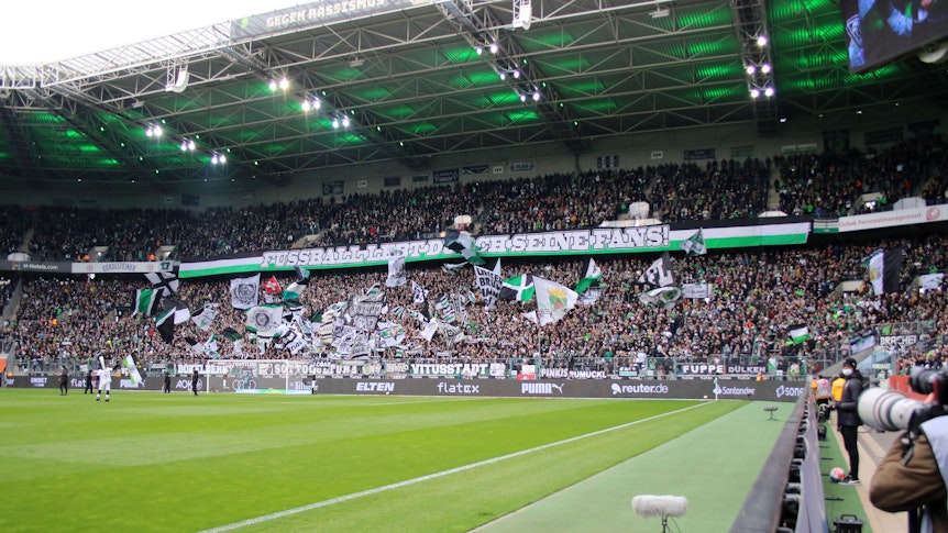 Fans im Borussia-Park während des Bundesliga-Duells zwischen Borussia Mönchengladbach und Mainz 05 am 3. April 2022.