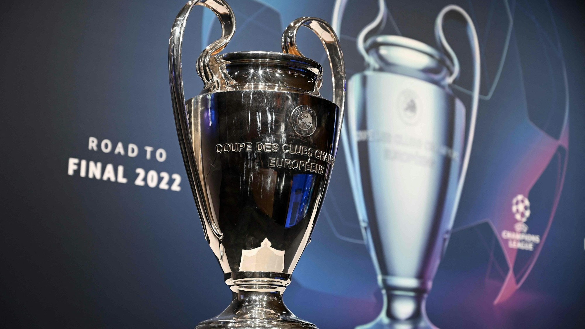 Der Henkelpott der Champions League steht vor der Viertelfinal-Auslosung auf einem Sockel.
