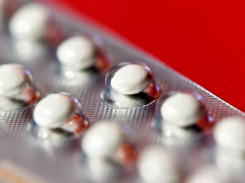 Durchbruch bei der Anti-Baby-Pille für den Mann: Eine neue Studie macht Hoffnung. Das Symbolbild einer Packung Anti-Baby-Pillen vor rotem Hintergrund entstand am 31. Januar 2015.