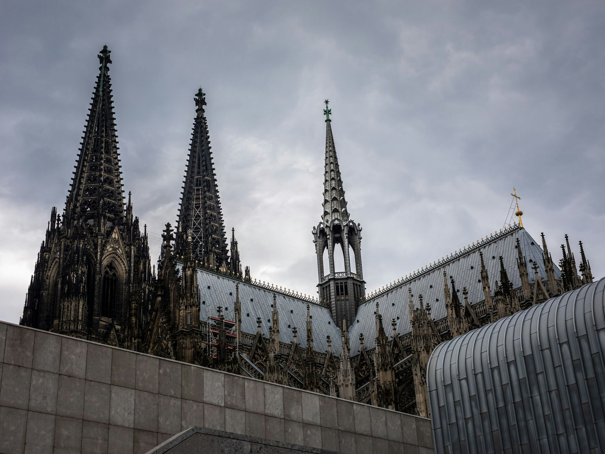 Der Kölner Dom ist vor dunklen Wolken zu sehen.Ab Montagmittag kann es in Köln zu heftigen Sturmböen kommen. Der Deutsche Wetterdienst (DWD) hat für den 4. April 2022 eine entsprechende Warnung herausgegeben.