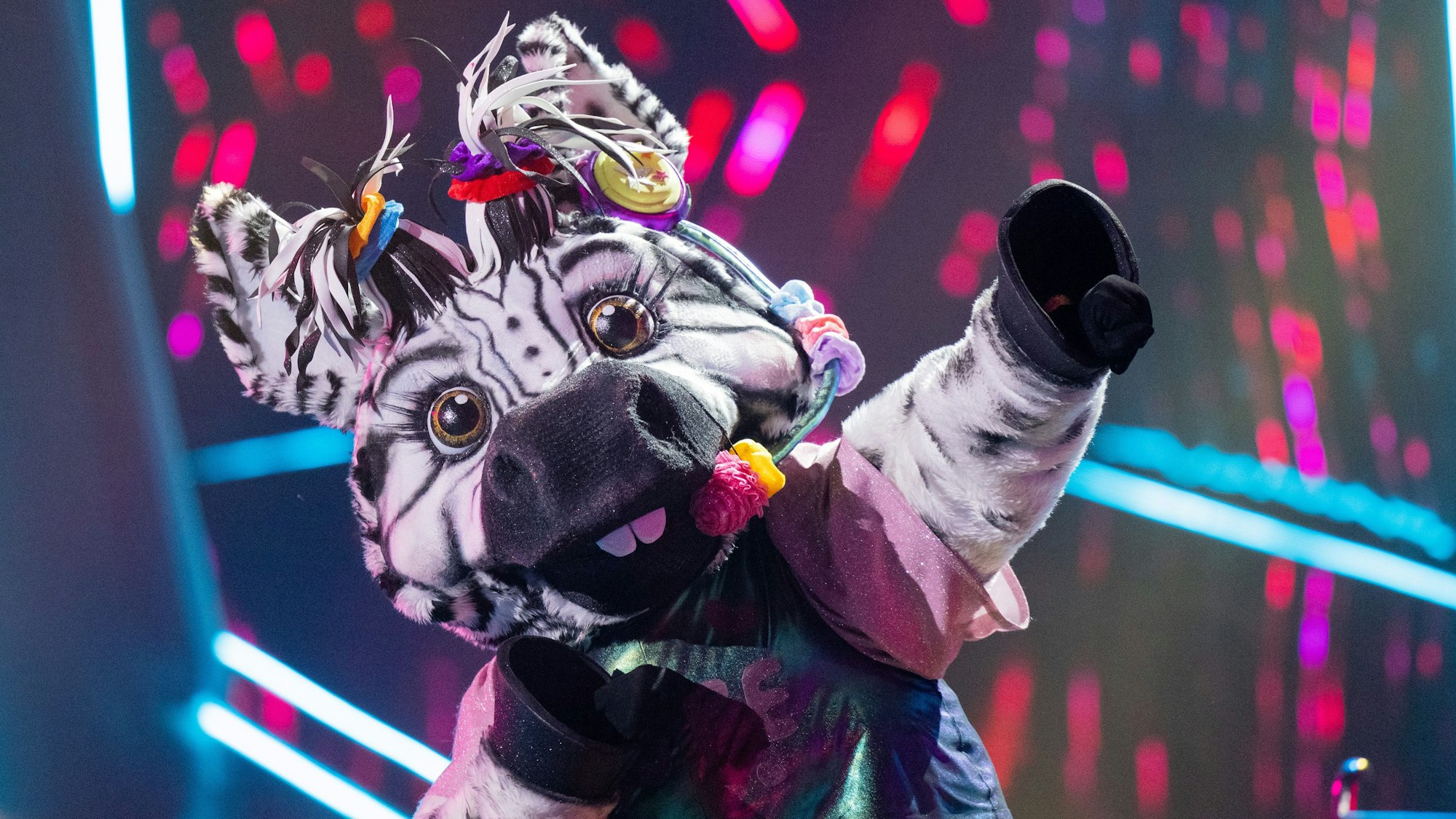 Die Figur „Das Zebra“ steht in der Prosieben-Show „The Masked Singer“ auf der Bühne.
