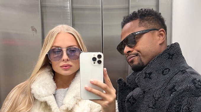 Margaux Alexandra und Patrice Evra posieren auf einem Aufzug-Selfie bei Instagram.