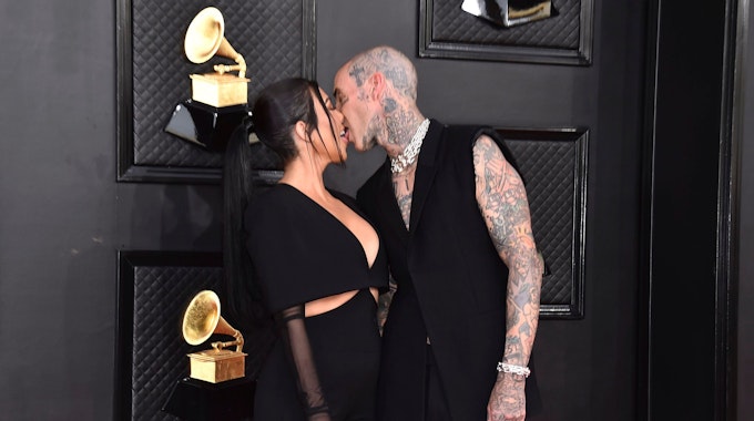 03.04.2022, USA, Las Vegas: Kourtney Kardashian und Travis Barker küssen sich bei der Ankunft zur 64. jährlichen Grammy-Verleihung in der MGM Grand Garden Arena. F