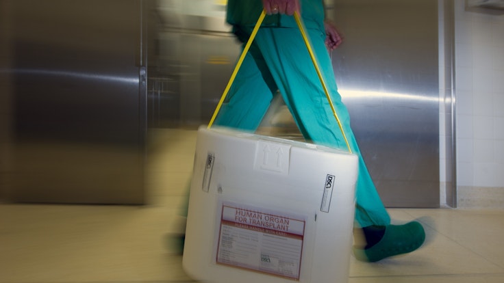Ein Behälter zum Transport von zur Transplantation vorgesehenen Organen.