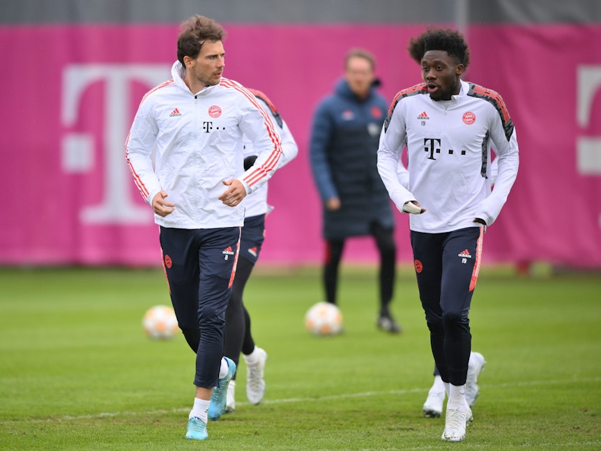 Leon Goretzka und Alphonso Davies vom FC Bayern München laufen beim Training.