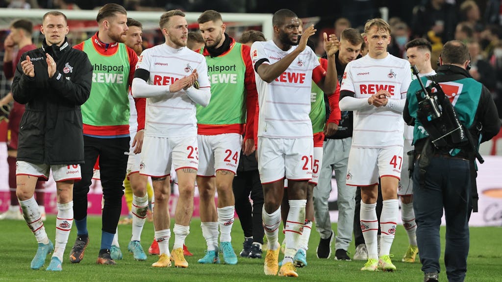 Die Spieler des 1. FC Köln drehen eine Ehrenrunde nach dem Spiel








