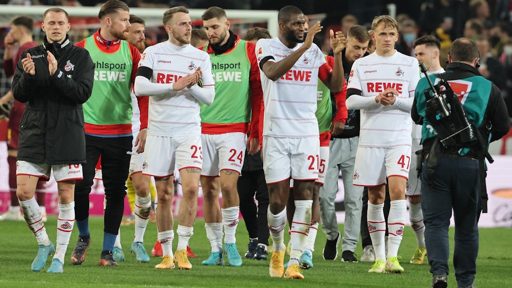 Die Spieler des 1. FC Köln drehen eine Ehrenrunde nach dem Spiel