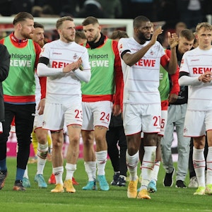 Die Spieler des 1. FC Köln drehen eine Ehrenrunde nach dem Spiel