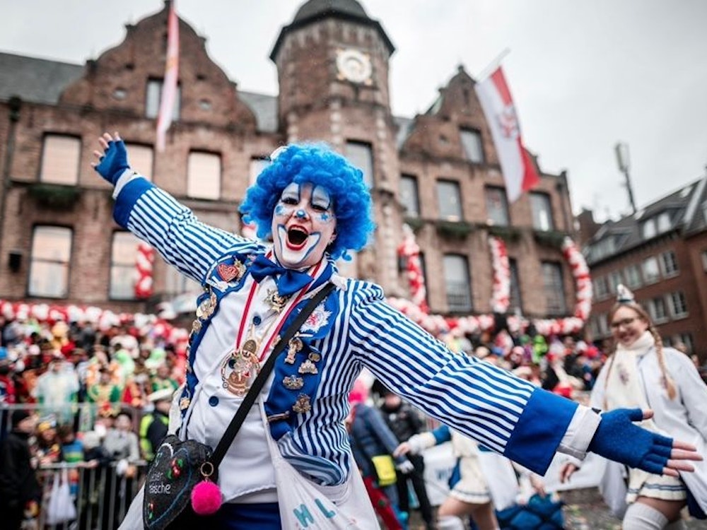Eine Düsseldorfer Karnevalistin lächelt in die Kamera.
