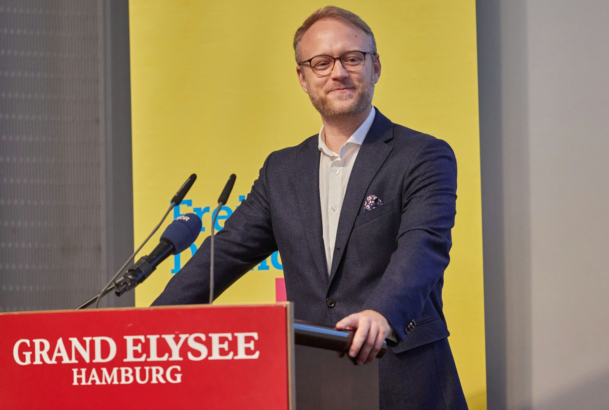 Hamburgs FDP-Chef Michael Kruse beim Landesparteitag am Rednerpult.