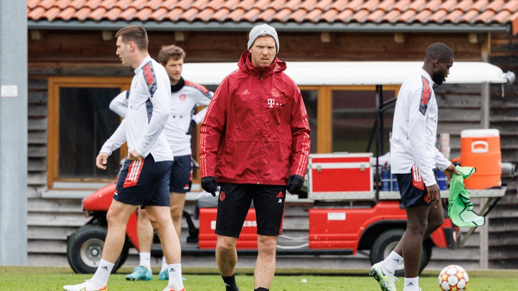 Trainer Julian Nagelsmann vom FC Bayern München leitet die Trainingseinheit.