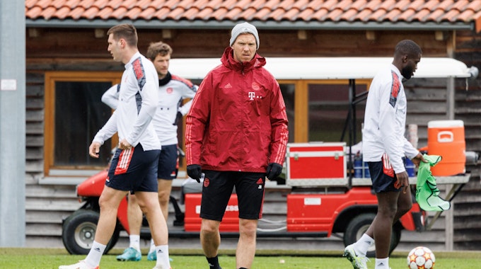 Trainer Julian Nagelsmann vom FC Bayern München leitet die Trainingseinheit.