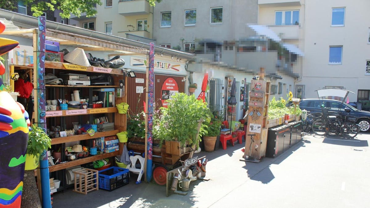 Das Foto zeigt eine Nachbarschaftsinitiative in einem Hinterhof in Sülz.