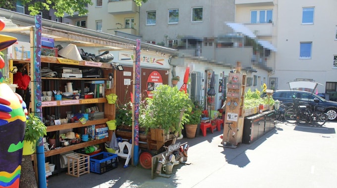 Das Foto zeigt eine Nachbarschaftsinitiative in einem Hinterhof in Sülz.