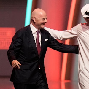 FIFA-Präsident Gianni Infantino bei der Auslosung der WM 2022 Arm in Arm mit Tamim bin Hamad Al Thani aus Katar. Damals ging der Scheich wohl noch vom Eröffnungsspiel bei der Heim-Weltmeisterschaft aus.