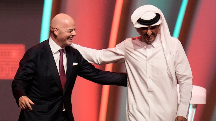 FIFA-Präsident Gianni Infantino bei der Auslosung der WM 2022 Arm in Arm mit Tamim bin Hamad Al Thani aus Katar. Damals ging der Scheich wohl noch vom Eröffnungsspiel bei der Heim-Weltmeisterschaft aus.