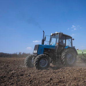 Arbeiter pflügen ein Weizenfeld im Westen der Ukraine. In der Ukraine hat die Aussaat- und Pflanzsaison begonnen.