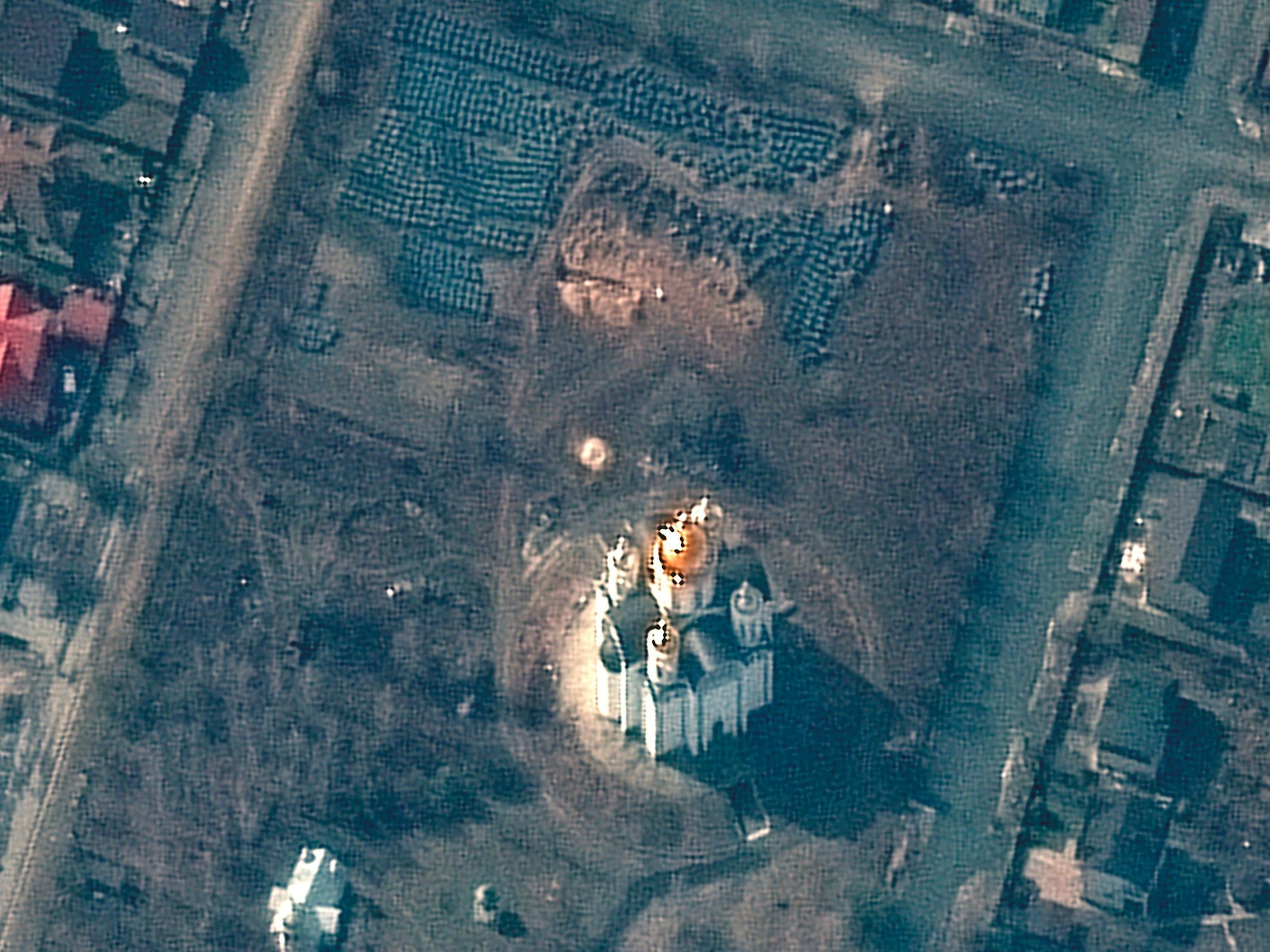 Dieses von Maxar Technologies bereitgestellte Satellitenbild zeigt einen Überblick über Butscha, Ukraine, mit der St.-Andreas-Kirche (M) und darüber der Ort, an dem sich ein Massengrab befinden soll.