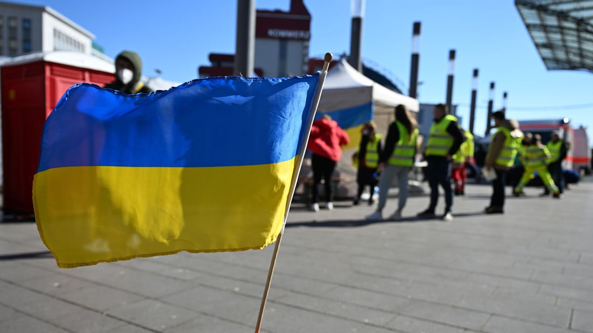 Eine ukrainische Flagge vor der Anlaufstelle für Geflüchtete aus der Ukraine am Kölner Hauptbahnhof