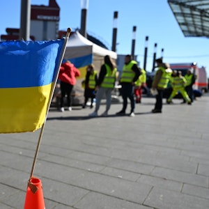 Eine ukrainische Flagge vor der Anlaufstelle für Geflüchtete aus der Ukraine am Kölner Hauptbahnhof