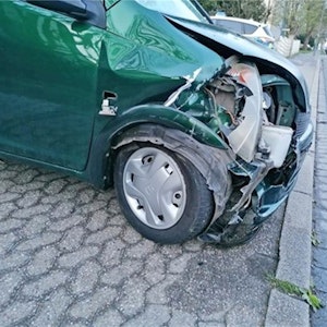 Der demolierte Toyota nach der Unfallfahrt am 4. April 2022 in Mettmann.