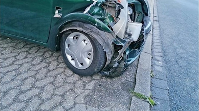 Der demolierte Toyota nach der Unfallfahrt am 4. April 2022 in Mettmann.