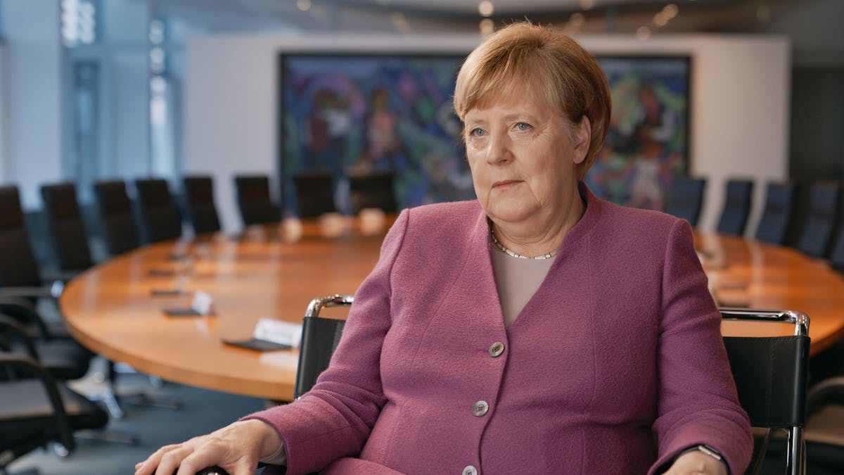 Angela Merkel sitzt bei einem Interview im Bundeskanzleramt auf einem Stuhl.