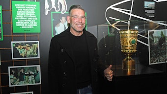 Uwe Kamps und der DFB-Pokal am 3. April 2022 in der Fohlenwelt im Borussia-Park. Kamps macht eine Geste mit dem Daumen.