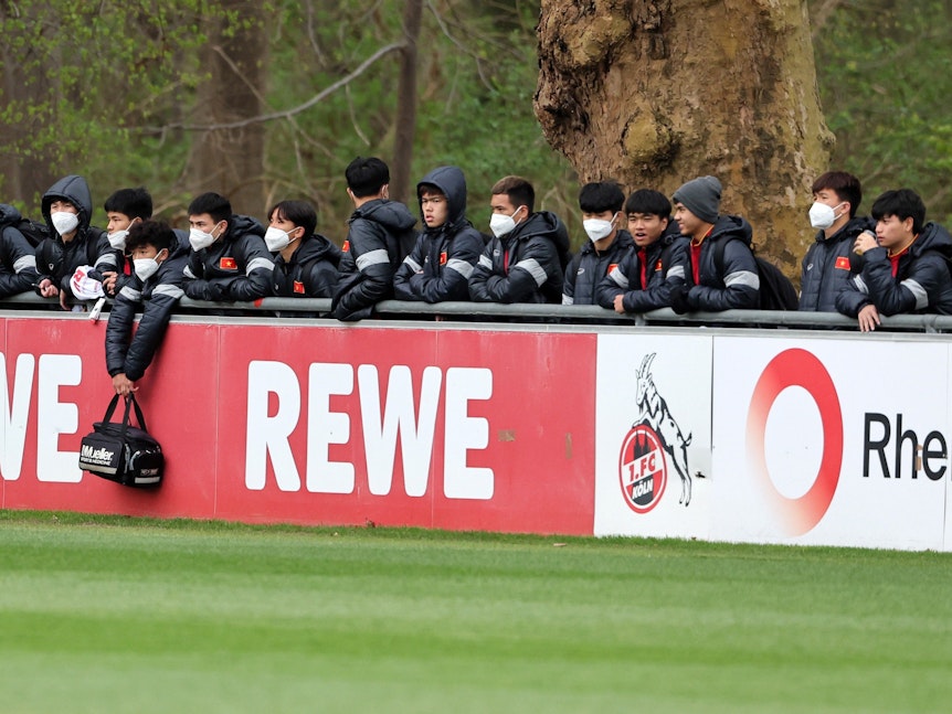 Die vietnamesische U17-Nationalmannschaft zu Gast beim Training des 1. FC Köln