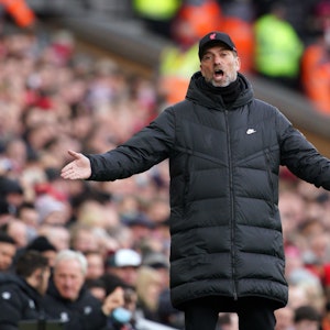 Jürgen Klopp, Trainer des FC Liverpool, gestikuliert am Spielfeldrand.