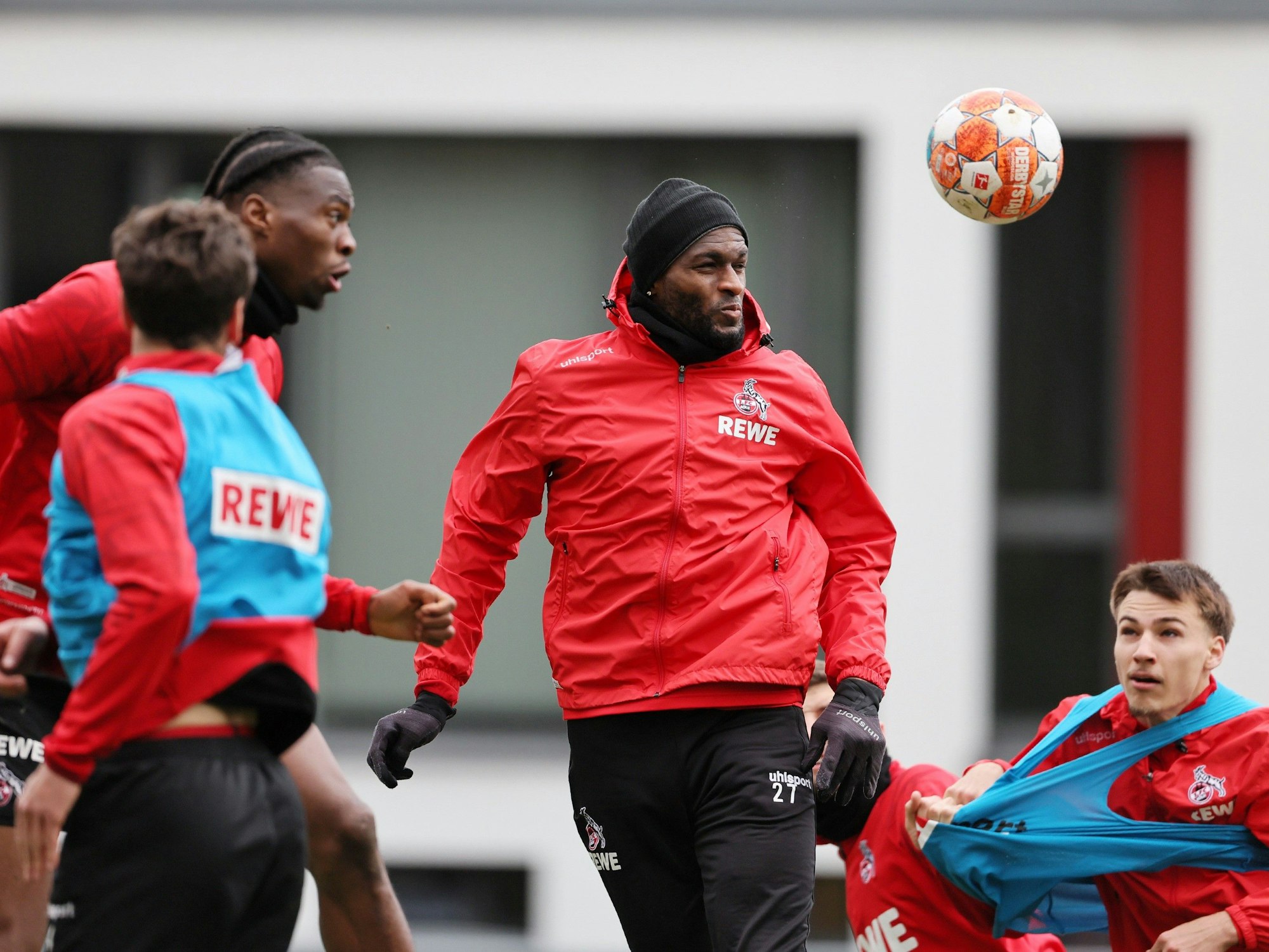 Anthony Modeste köpft den Ball im Training des 1. FC Köln weg.