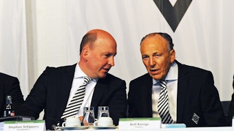 Finanzboss Stephan Schippers (l.) und Präsident Rolf Königs von Fußball-Bundesligist Borussia Mönchengladbach am 16. April 2018 im Borussia-Park. Beide sprechen miteinander.