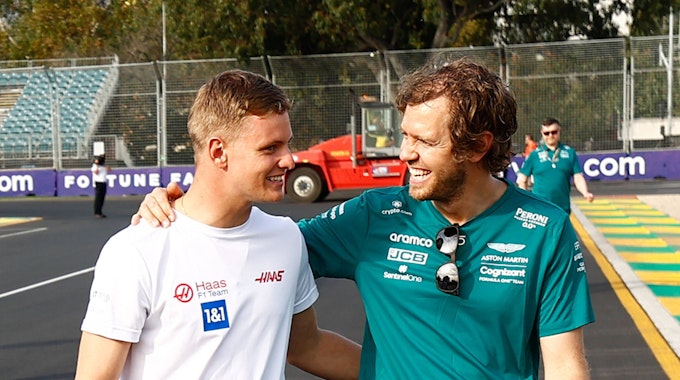 Sebastian Vettel legt einen Arm um Mick Schumacher.
