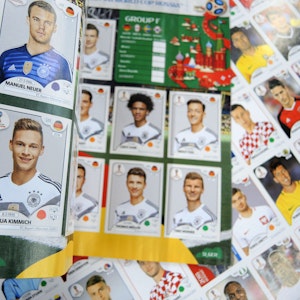 Blick auf die Seite der deutschen Fußball-Nationalmannschaft mit Fotos von Manuel Neuer und Joshua Kimmich im Panini-Stickeralbum zur Fußball-Weltmeisterschaft 2018.