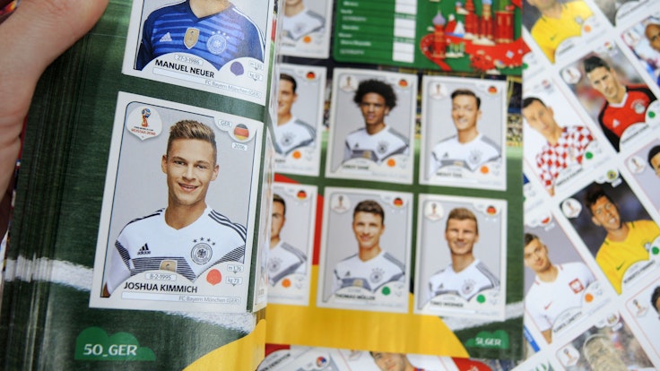 Blick auf die Seite der deutschen Fußball-Nationalmannschaft mit Fotos von Manuel Neuer und Joshua Kimmich im Panini-Stickeralbum zur Fußball-Weltmeisterschaft 2018.