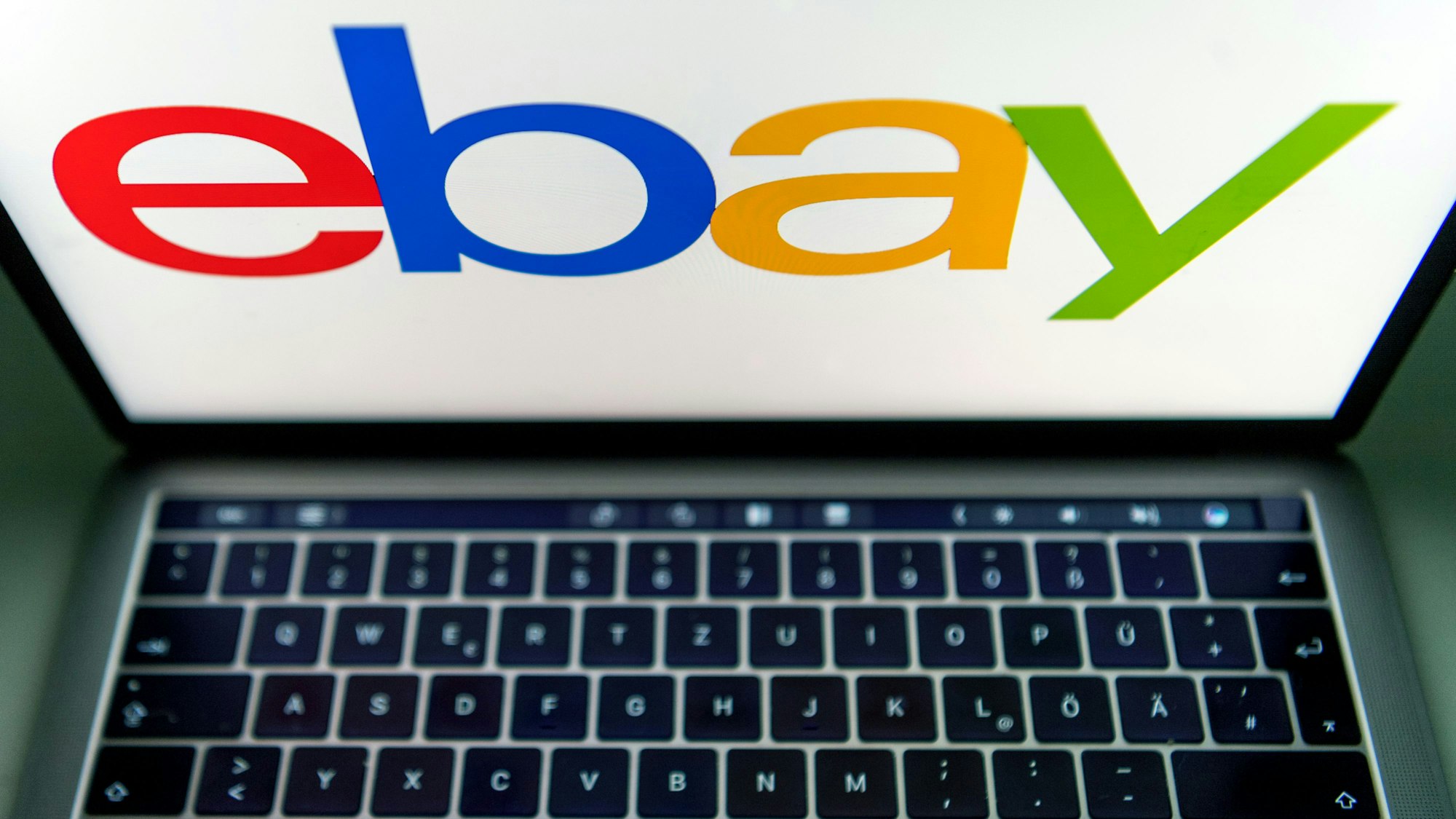 Das Logo von Ebay wird auf dem Display eines Laptops angezeigt.
