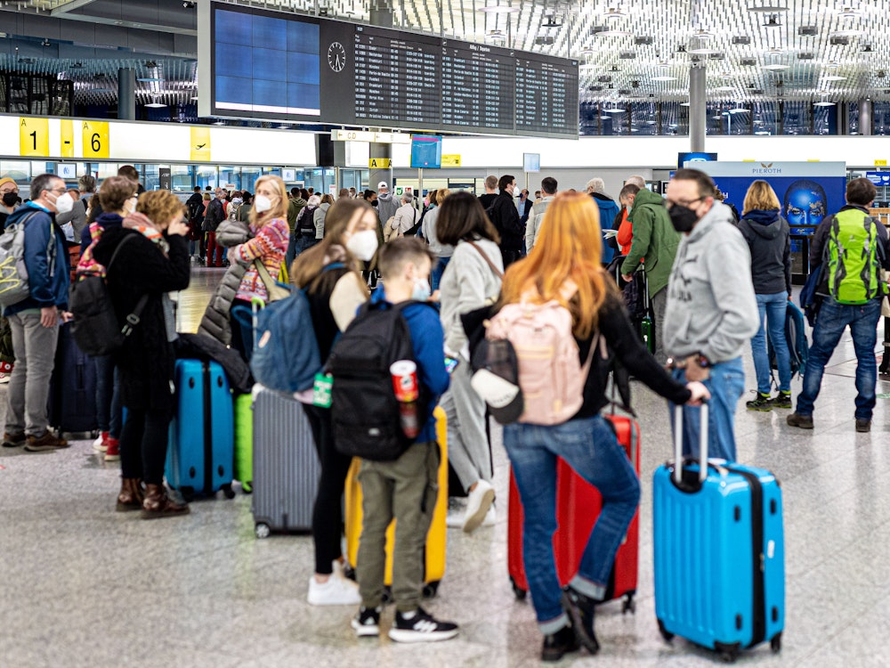 Zahlreiche Fluggäste warten am frühen Morgen des 2. Aprils 2022 im Flughafen Hannover-Langenhagen. Am Montag beginnen in Niedersachsen und Bremen die Osterferien. Die Urlaubsländer erwarten viele deutsche Touristen diesen Frühling