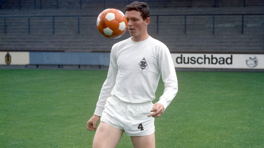Gerd Zimmermann am 15. Juli 1968 im Trikot von Borussia Mönchengladbach. Er schießt den Ball hoch.