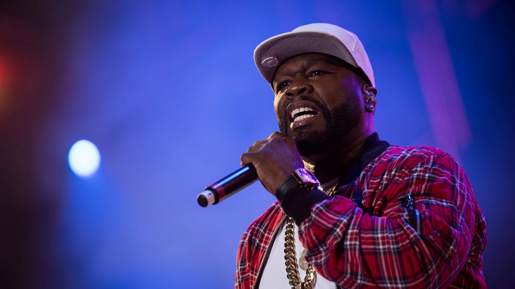 US-Rapper 50 Cent rappt in ein Mikrofon bei seinem Konzert am 8. Juli 2016 in der Schweiz. Er kommt im Juni nach Köln.
